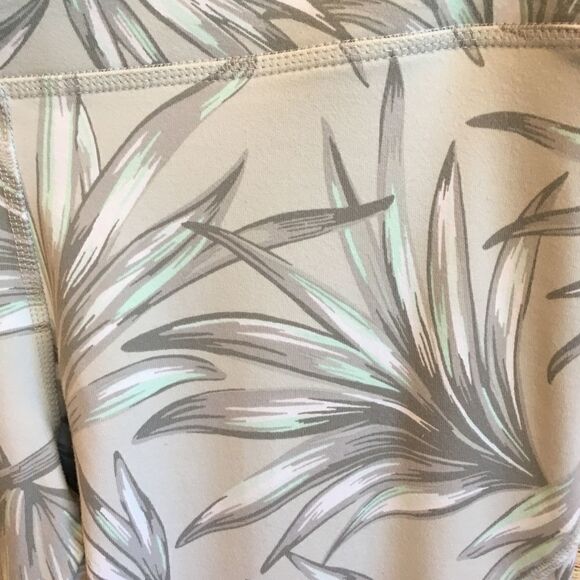 VICTORIA'S SECRET PINK ULTIMATE CROP LEGGINGS - Picture 7 of 7